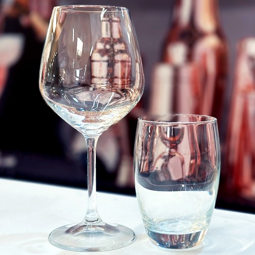 Summer offer, goblet + glass pair including: 
Red Divine Goblet cl. 53 size: mm. 98x215h in tempered glass, Bormioli Rocco 
Glass Essence cl. 38 dimensions: mm. 79x115h in tempered glass, Bormioli Rocco
Each pair has the advantageous price of €1.99
The offer can be purchased in multiples of 30 pairs